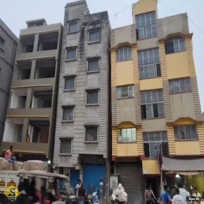 মহেশতলায় হেলে পড়ল বাড়ি, আতঙ্কে স্থানীয়রা