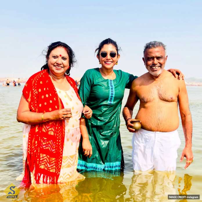 মা-বাবার সঙ্গে মহাকুম্ভে দেবলীনা