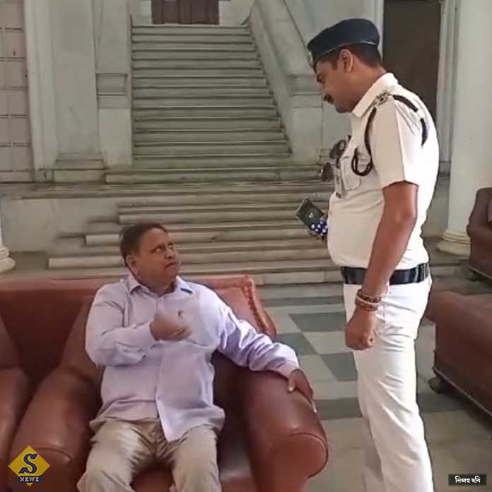 বিধানসভায় আইফোন খোয়ালেন হুমায়ুন কবীর