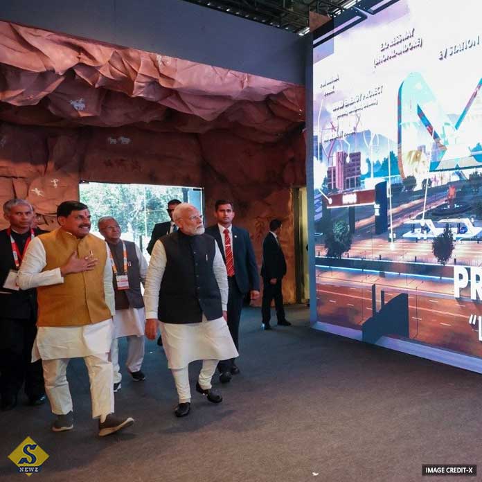 Modi-apologizes-for-arriving-late-at-Global-Investors-Summit (1)