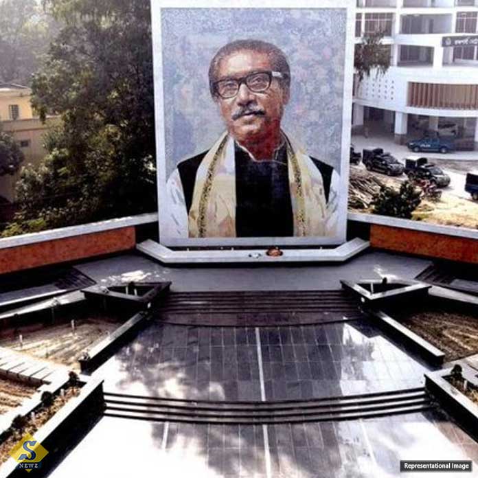 মুজিবের ৫০ ফুট ম্যুরাল ঢাকা হল সাদা রঙে 