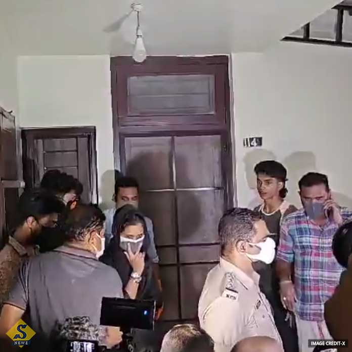 এক ঘরে আমলা, অন্য ঘরে তাঁর দিদি এবং মায়ের দেহ