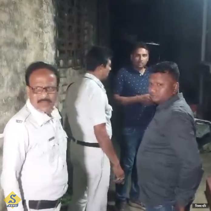 মায়ের দেহ আগলে বসে ছেলে