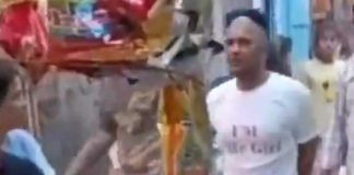 তোলাবাজকে স্কার্ট পরিয়ে-মাথা মুড়িয়ে রাস্তায়