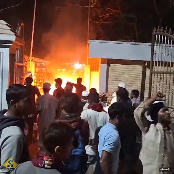 প্রাক্তন রাষ্ট্রপতির বাড়ি ভাঙচুর, উত্তপ্ত বাংলাদেশ
