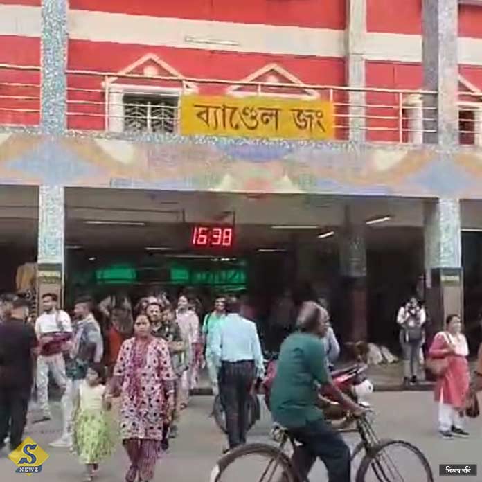 ট্রেনের টিকিট কাটাকে কেন্দ্র করে রক্তারক্তি ব্যান্ডেলে