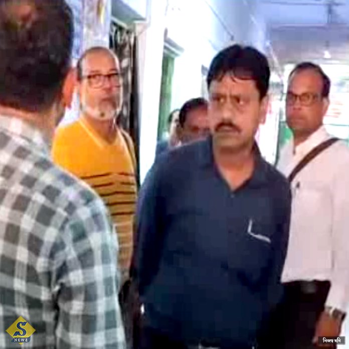 Dadagiri-of-the-BJP-MLA-in-the-school-office!