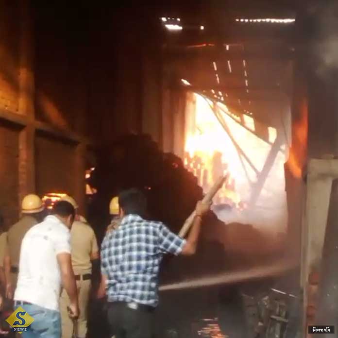 Devastating-fire-at-Lilua-jute-mill