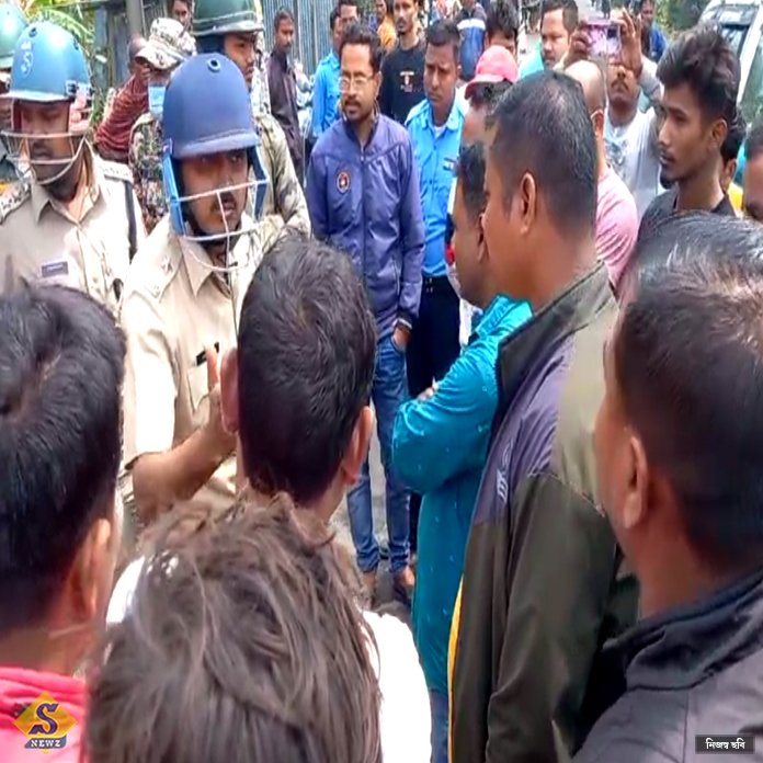 শিশু মৃত্যুতে ধুন্ধুমার, লরি ভাঙচুর-অবরোধ জনতার