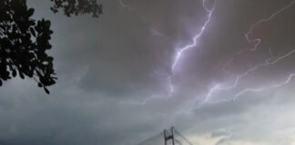 সকাল থেকে ঝিরিঝিরি বৃষ্টি কলকাতায়