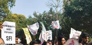 যাদবপুরকাণ্ড : দিল্লির বঙ্গভবনের সামনে এসএফআই-র বিক্ষোভ