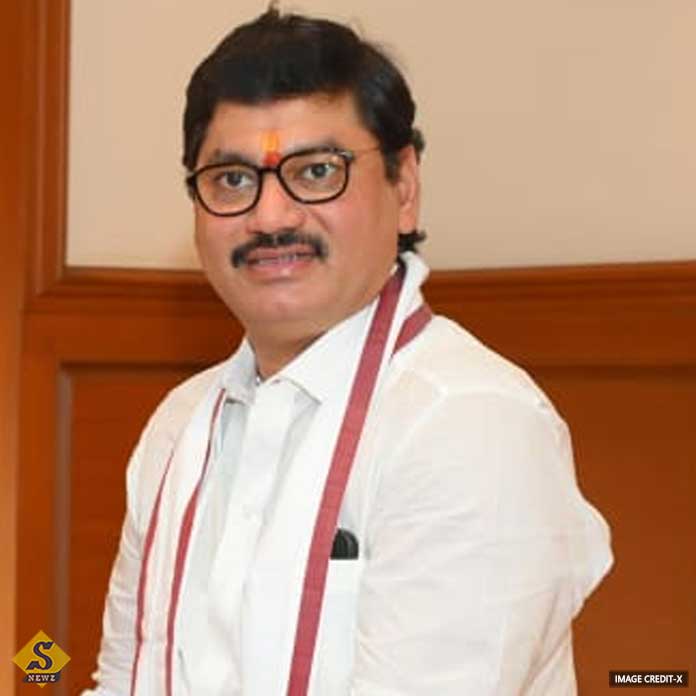 সরপঞ্চ হত্যাকাণ্ডে ইস্তফা মহারাষ্ট্রের মন্ত্রীর