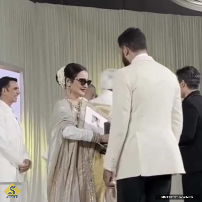 অভিষেককে হঠাৎ জড়িয়ে ধরলেন রেখা