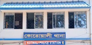 পেঁয়াজের খোসার আড়ালে জেলে সিমকার্ড