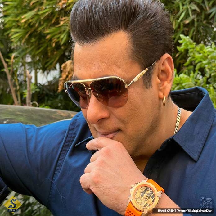 Sikandar-Ram-Naam-in-Salman's-hand