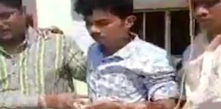 স্যালাইনের বোতল নিয়ে ক্লাস করলেন শিক্ষক