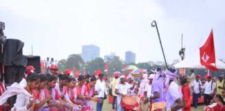 ধামসা-মাদল, পতাকা-টুপিতে লাল ব্রিগেড