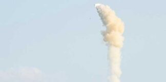 জাহাজ থেকে পর পর ক্ষেপণাস্ত্র নিক্ষেপ, কড়া মেজাজে মহড়া নৌসেনার