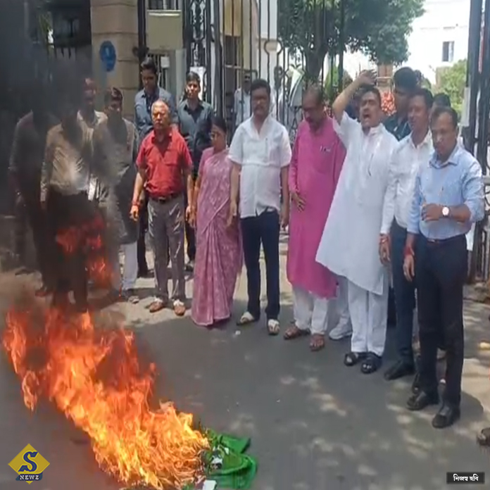 ২৬-র বদলা ২৬০ মুণ্ডু, পাকিস্তানের পতাকা পুড়িয়ে হুঙ্কার শুভেন্দুর