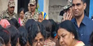 বাড়ি ফিরতে জোর করছে প্রশাসন, মহিলা কমিশনকে অভিযোগ মহিলাদের