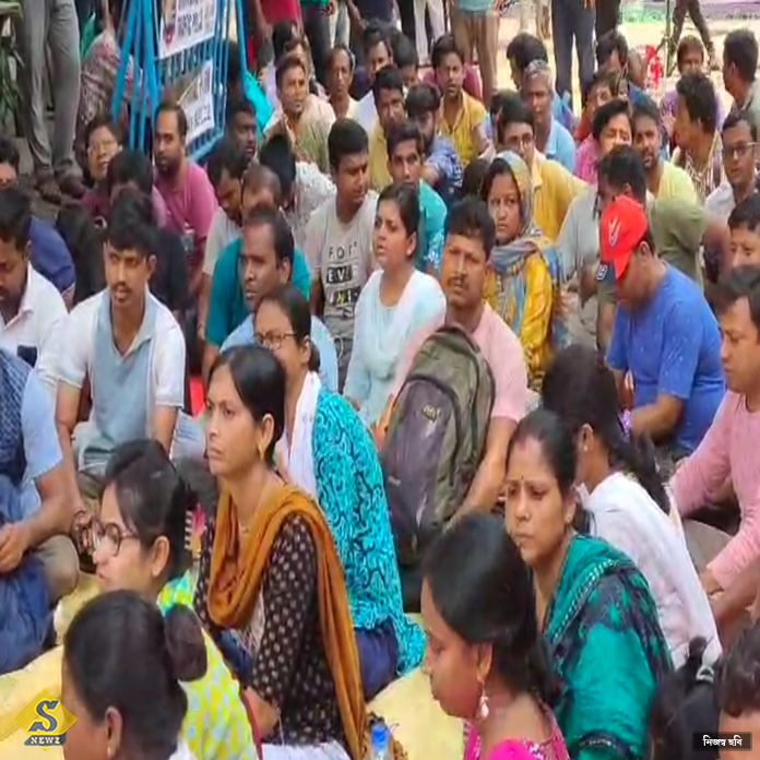 এসএসসি ভবনের বাইরে রাতভর অবস্থান চাকরিহারাদের