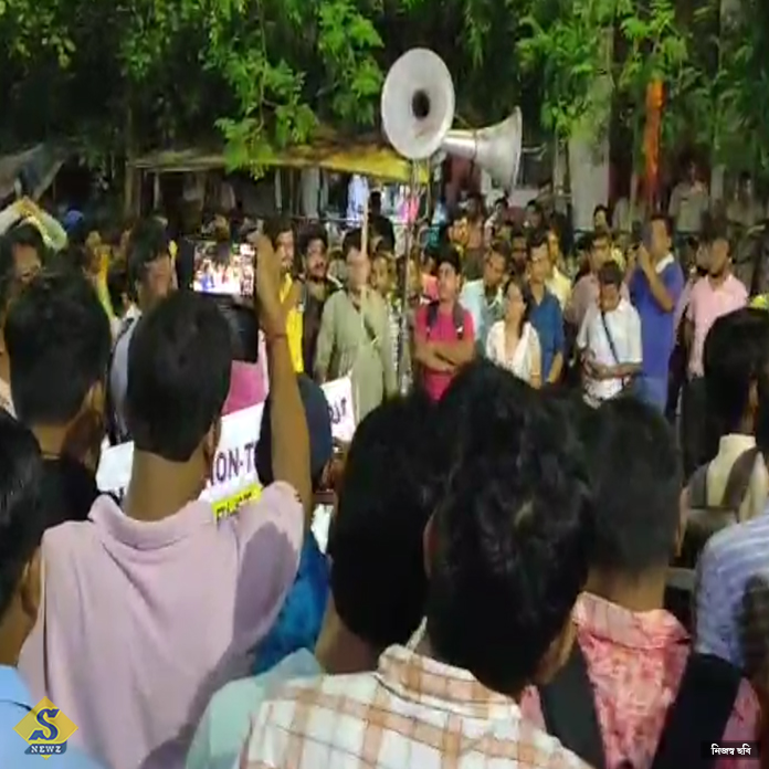 আলোচনা সদর্থক, তাও অবস্থানে অনড় চাকরিহারারা