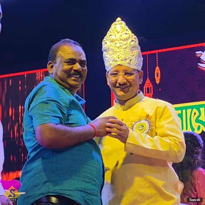 কাজল শেখের মাথায় রুপোর মুকুট