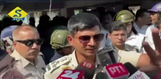 শিক্ষকদের লাথি-লাঠিপেটা পুলিশের, রাস্তায় শুয়ে বিক্ষোভ