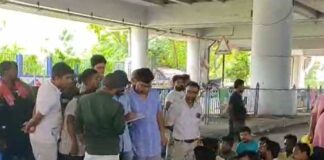 ধর্নার ১৪ দিনেও রাস্তাতেই অনড় শিক্ষক-শিক্ষিকারা