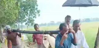 বেহাল রাস্তায় দাসপুরে রোগীর বাহন ডুলি