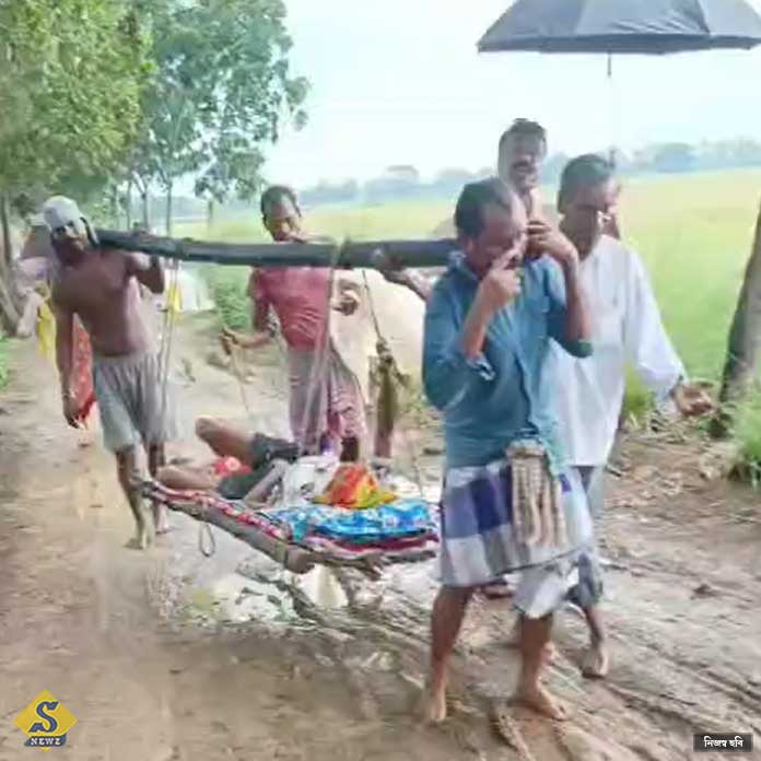 বেহাল রাস্তায় দাসপুরে রোগীর বাহন ডুলি