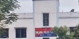 স্ত্রীকে নর্দমায় চুবিয়ে খুন স্বামীর, কাটারির কোপ স্ত্রীরও