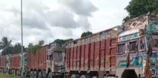 বাংলাদেশি পণ্যে আমদানি বন্ধ, চ্যাংড়াবান্ধা-ফুলবাড়িতে ট্রাকের লাইন
