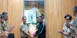এভারেস্টের শীর্ষে লক্ষ্মীকান্ত, শুভেচ্ছা পুলিশের
