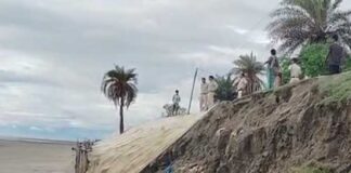 গঙ্গাসাগরে নদী বাধে ধস, আতঙ্কে স্থানীয়রা