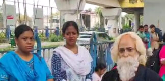 যোগ্য শিক্ষক-শিক্ষিকাদের মঞ্চে গোলাপ হাতে ‘রবীন্দ্রনাথ’