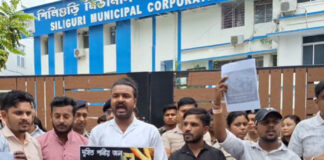 বিরিয়ানিতে পোকা, শিলিগুড়ি পুরসভায় বিক্ষোভে বঙ্গীয় হিন্দু মহাসভা