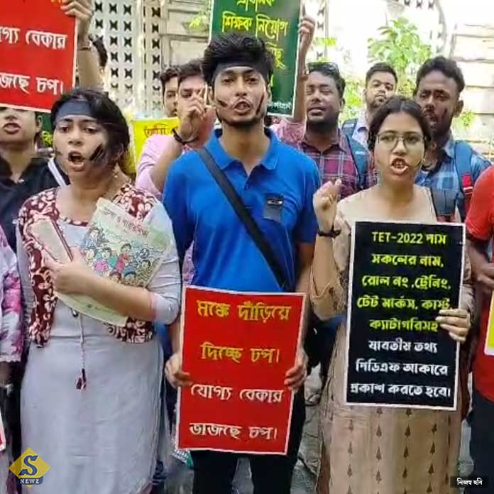 Tet-passers-by-also-protest-by-putting-ink-on-their-faces