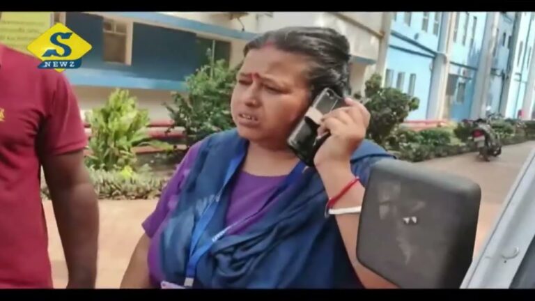 কাদায় ফেসে গাড়ি, আশাকর্মীর সহায়তায় রাস্তায় প্রসব