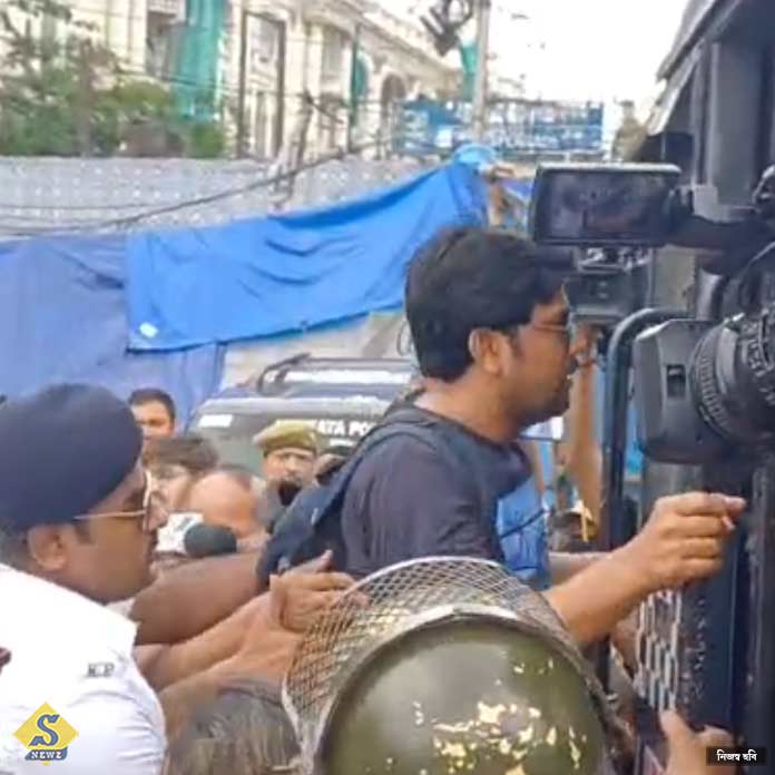 অর্ধনগ্ন মিছিলের আগেই টেনে হিঁচড়ে গ্রেফতার শিক্ষক-শিক্ষিকাদের