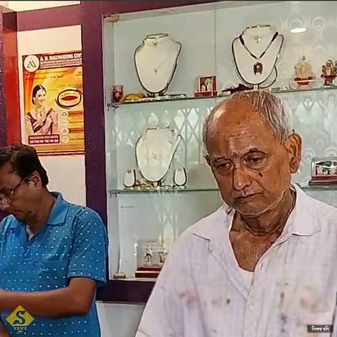 চম্পাহাটিতে গয়নার দোকানে ডাকাতি, বাধা পেয়ে কর্মচারীকে কোপ