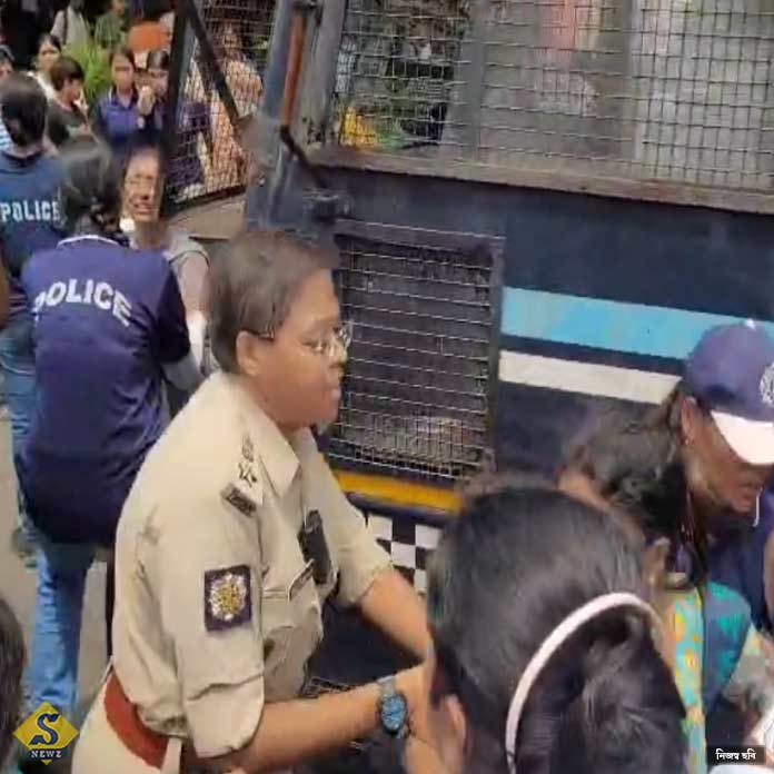 শিয়ালদহ-ধর্মতলায় টেনে হিঁচড়ে শিক্ষক-শিক্ষিকাদের আটক