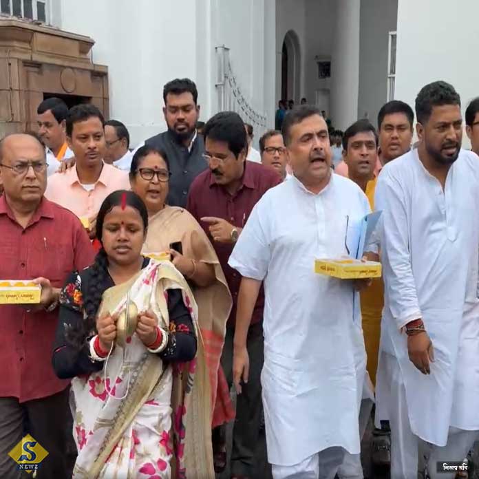 রাজ্য সরকারের ওবিসি ধাক্কা, বিধানসভায় লাড্ডু বিলি শুভেন্দুর