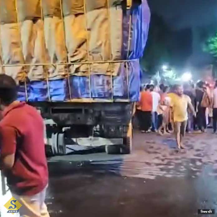 বাঘাযতীনে লরির চাকায় পিষ্ট বাইক আরোহী, ছিন্ন-ভিন্ন দেহ