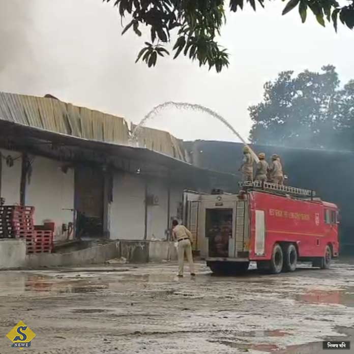 ধিকিধিকি জ্বলছে বারাসতের আগুন, শঙ্কায় শ্রমিকরা   