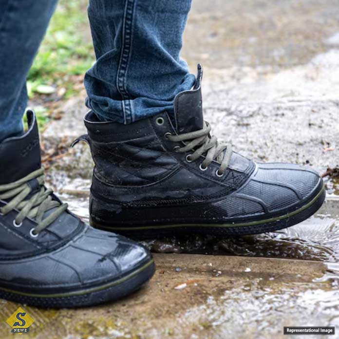 Leather-shoes-in-the-rainy-season