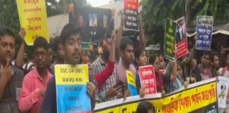 চাকরির দাবিতে বৃষ্টি মাথায় পথে টেট উত্তীর্ণরা