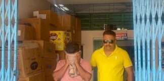 টিউশনে যৌন হেনস্থা, শিক্ষককে মেরে পুলিশে দিল জনতা