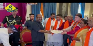 মহেশতলা : মাথায় তুলসিমঞ্চ নিয়ে রাজ্যপালের কাছে শুভেন্দু