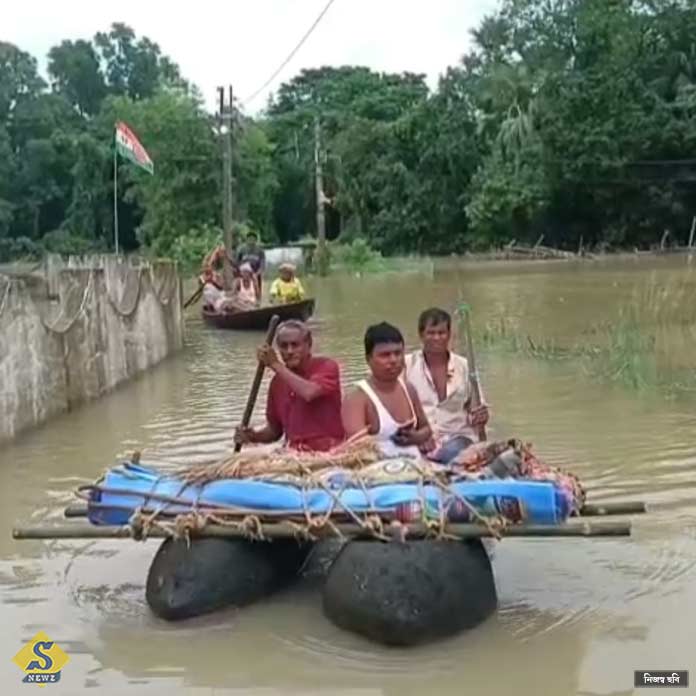 প্লাবিত ঘাটালে ডিঙিতে চড়িয়ে শ্মশানে মৃতদেহ!